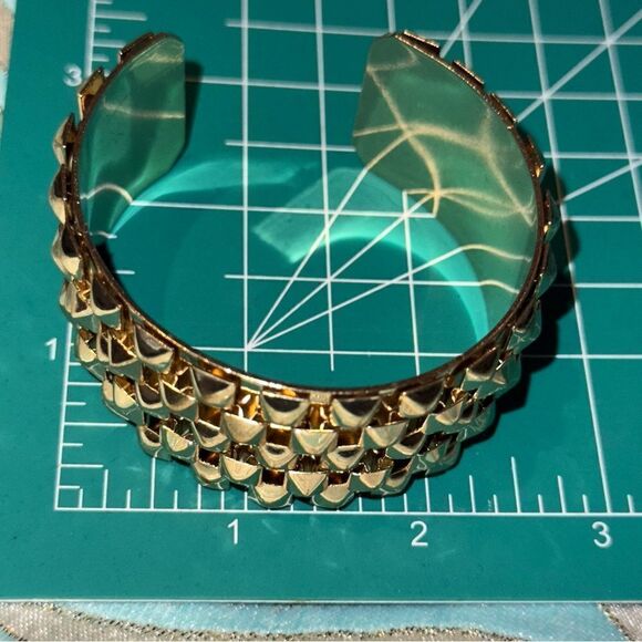 Vintage goldtone metal pyramid cuff bracelet elegant sophisticated - Picture 10 of 11